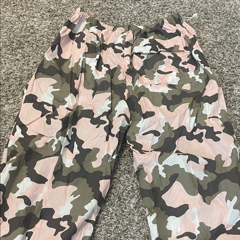 Women’s XL Camouflage Cargo Pants - Picture 13 of 14